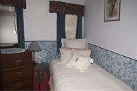 Kambaku bedroom with 2-single beds